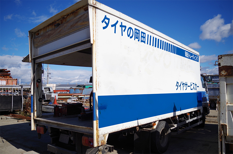 Camión de reparación en el sitio