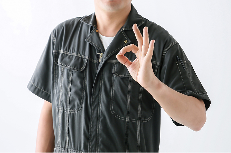 Un hombre haciendo bien con su dedo